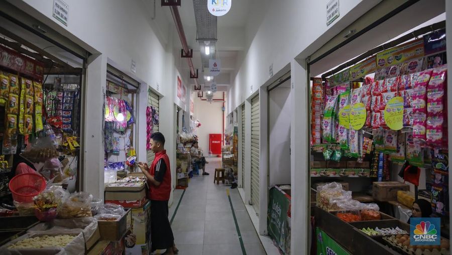 Suasana aktivitas jual beli di Pasar Kombongan, Kemayoran, Jakarta, Rabu (7/1/2026). (CNBC Indonesia/Faisal Rahman)