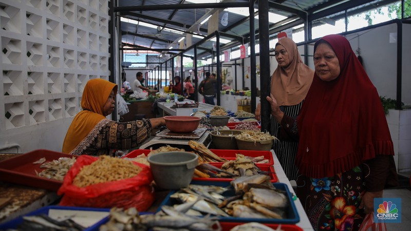 Suasana aktivitas jual beli di Pasar Kombongan, Kemayoran, Jakarta, Rabu (7/1/2026). (CNBC Indonesia/Faisal Rahman)
