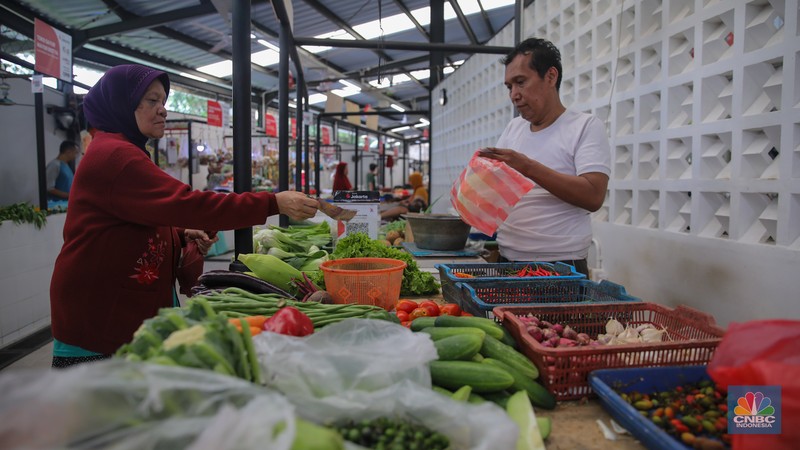 Suasana aktivitas jual beli di Pasar Kombongan, Kemayoran, Jakarta, Rabu (7/1/2026). (CNBC Indonesia/Faisal Rahman)