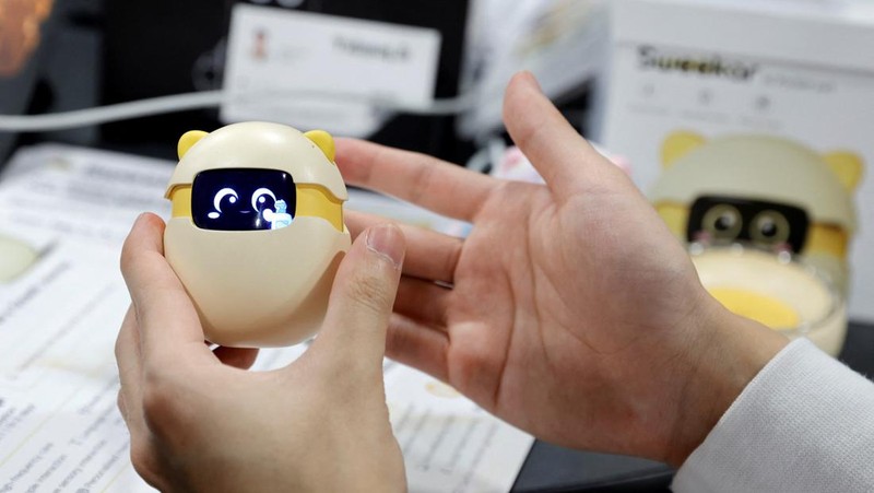 Para pengunjung melihat robot AiMe, robot pendamping AI untuk anak-anak, di stan TCL selama CES 2026, pameran dagang elektronik konsumen tahunan, di Las Vegas, Nevada, AS, 6 Januari 2026. (REUTERS/Steve Marcus)