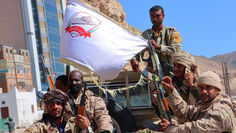 Para petugas polisi berjaga di pos pemeriksaan setelah, menurut koalisi yang didukung Saudi, Aidarous al-Zubaidi, pemimpin Dewan Transisi Selatan Yaman (STC), melarikan diri ke tempat yang tidak diketahui, di Aden, Yaman, 7 Januari 2026. (REUTERS/Fawaz Salman)