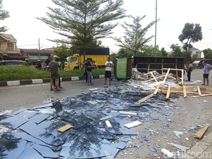 Truk Pengangkut Kaca Pecah Ban-Terguling di Jalan Kapten Sumarsono, 1 Orang Luka