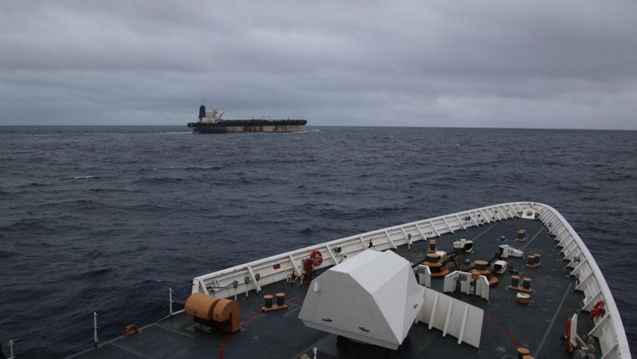 Amerika Serikat menyita sebuah kapal tanker minyak yang dikaitkan dengan Rusia di Samudra Atlantik Utara pada Rabu (7/1/2026) waktu setempat. (AFP/HANDOUT)