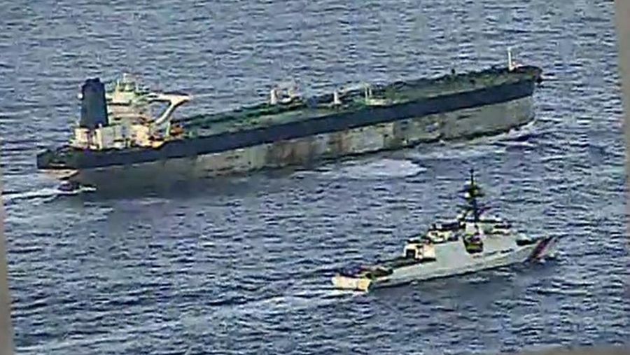 Amerika Serikat menyita sebuah kapal tanker minyak yang dikaitkan dengan Rusia di Samudra Atlantik Utara pada Rabu (7/1/2026) waktu setempat. (AFP/HANDOUT)