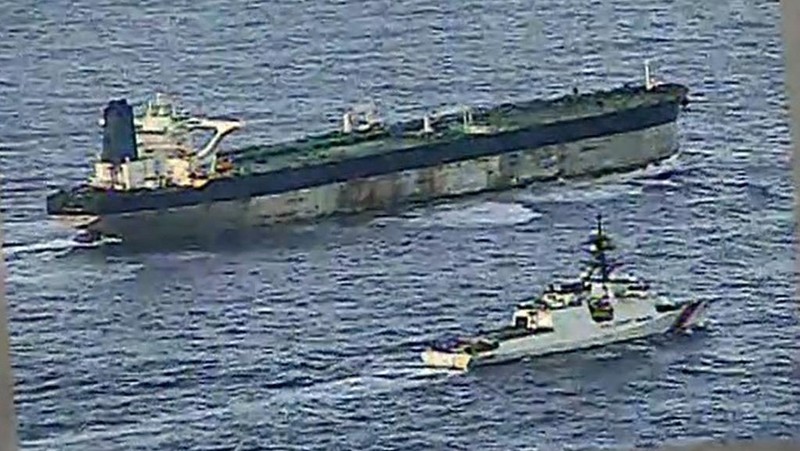 Amerika Serikat menyita sebuah kapal tanker minyak yang dikaitkan dengan Rusia di Samudra Atlantik Utara pada Rabu (7/1/2026) waktu setempat. (AFP/HANDOUT)