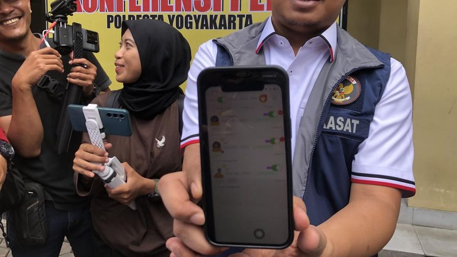 Anggota jaringan scamming internasional di Sleman saat rilis kasus di Polresta Jogja, Rabu (7/1/2026). (Dok. Detikcom/Adji G Rinepta)