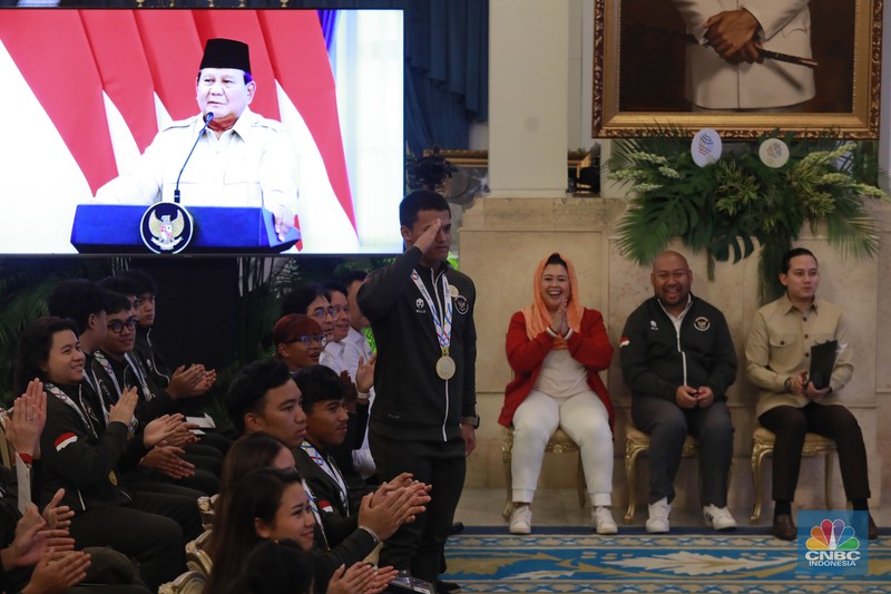 Presiden RI Prabowo Subianto memberi penghargaan berupa bonus kepada perwakilan atlet SEA Games ke-33, di Istana Negara,  Jakarta, Kamis (8/1/2026). (CNBC Indonesia/Muhammad Sabki)