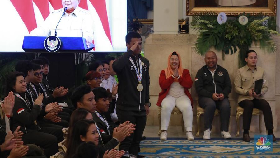 Presiden RI Prabowo Subianto memberi penghargaan berupa bonus kepada perwakilan atlet SEA Games ke-33, di Istana Negara,  Jakarta, Kamis (8/1/2026). (CNBC Indonesia/Muhammad Sabki)