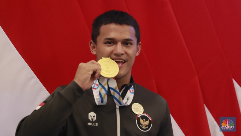 Presiden RI Prabowo Subianto memberi penghargaan berupa bonus kepada perwakilan atlet SEA Games ke-33, di Istana Negara,  Jakarta, Kamis (8/1/2026). (CNBC Indonesia/Muhammad Sabki)