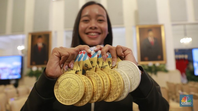 Presiden RI Prabowo Subianto memberi penghargaan berupa bonus kepada perwakilan atlet SEA Games ke-33, di Istana Negara,  Jakarta, Kamis (8/1/2026). (CNBC Indonesia/Muhammad Sabki)