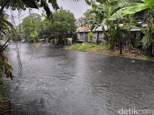 Hujan Deras Terjang Gresik, Bekas Perlintasan Kereta Api Jadi Sungai Dadakan
