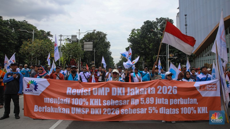 Buruh dari berbagai serikat pekerja melakukan aksi unjuk rasa di kawasan Jalan Medan Merdeka Selatan, Jakarta, Kamis (8/1/2026). (CNBC Indonesia/Faisal Rahman)