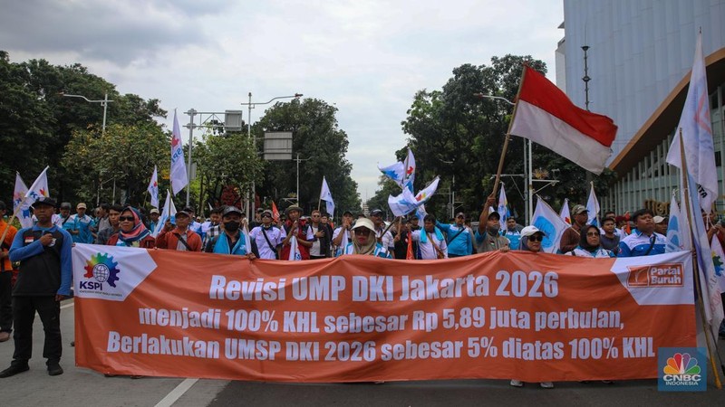 Buruh dari berbagai serikat pekerja melakukan aksi unjuk rasa di kawasan Jalan Medan Merdeka Selatan, Jakarta, Kamis (8/1/2026). (CNBC Indonesia/Faisal Rahman)