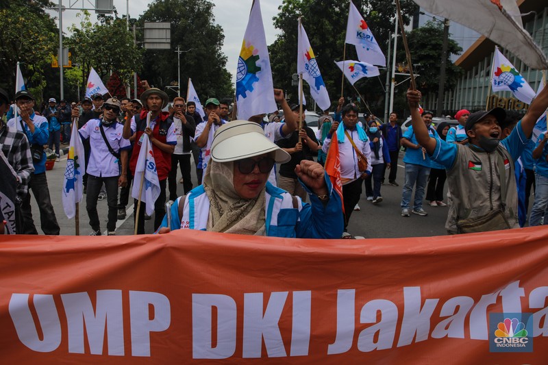 Buruh dari berbagai serikat pekerja melakukan aksi unjuk rasa di kawasan Jalan Medan Merdeka Selatan, Jakarta, Kamis (8/1/2026). (CNBC Indonesia/Faisal Rahman)