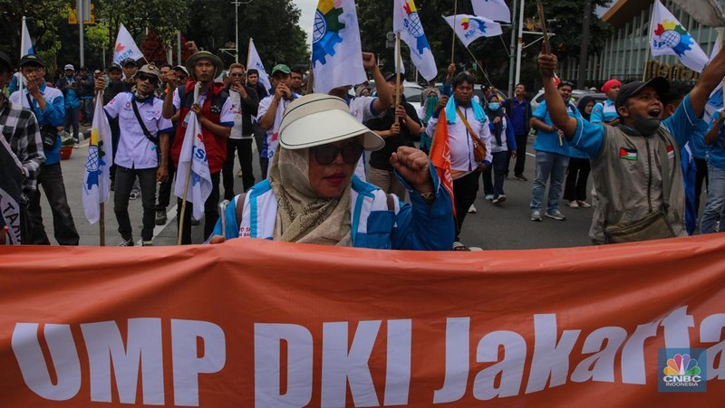 Buruh dari berbagai serikat pekerja melakukan aksi unjuk rasa di kawasan Jalan Medan Merdeka Selatan, Jakarta, Kamis (8/1/2026). (CNBC Indonesia/Faisal Rahman)