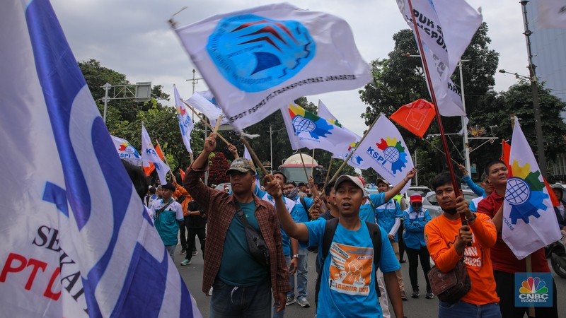 Buruh dari berbagai serikat pekerja melakukan aksi unjuk rasa di kawasan Jalan Medan Merdeka Selatan, Jakarta, Kamis (8/1/2026). (CNBC Indonesia/Faisal Rahman)