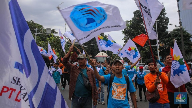 Buruh dari berbagai serikat pekerja melakukan aksi unjuk rasa di kawasan Jalan Medan Merdeka Selatan, Jakarta, Kamis (8/1/2026). (CNBC Indonesia/Faisal Rahman)