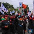 Buruh dari berbagai serikat pekerja melakukan aksi unjuk rasa di kawasan Jalan Medan Merdeka Selatan, Jakarta, Kamis (8/1/2026). (CNBC Indonesia/Faisal Rahman)