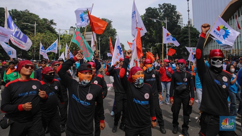 Buruh dari berbagai serikat pekerja melakukan aksi unjuk rasa di kawasan Jalan Medan Merdeka Selatan, Jakarta, Kamis (8/1/2026). (CNBC Indonesia/Faisal Rahman)