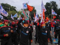 Buruh dari berbagai serikat pekerja melakukan aksi unjuk rasa di kawasan Jalan Medan Merdeka Selatan, Jakarta, Kamis (8/1/2026). (CNBC Indonesia/Faisal Rahman)