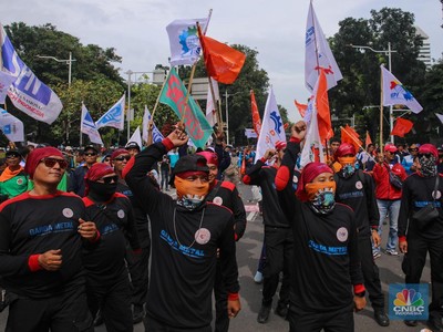 Buruh dari berbagai serikat pekerja melakukan aksi unjuk rasa di kawasan Jalan Medan Merdeka Selatan, Jakarta, Kamis (8/1/2026). (CNBC Indonesia/Faisal Rahman)