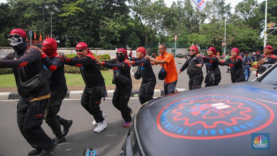 Buruh dari berbagai serikat pekerja melakukan aksi unjuk rasa di kawasan Jalan Medan Merdeka Selatan, Jakarta, Kamis (8/1/2026). (CNBC Indonesia/Faisal Rahman)
