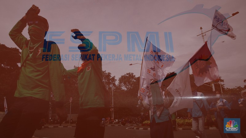 Buruh dari berbagai serikat pekerja melakukan aksi unjuk rasa di kawasan Jalan Medan Merdeka Selatan, Jakarta, Kamis (8/1/2026). (CNBC Indonesia/Faisal Rahman)