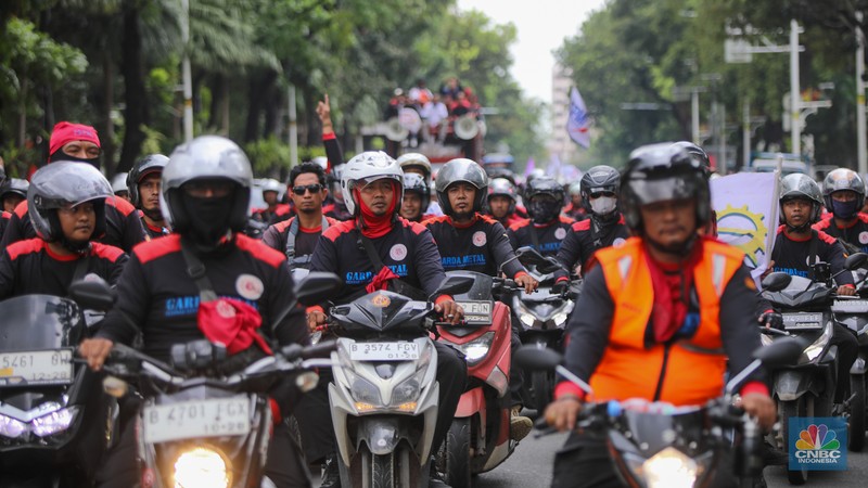 Buruh mengendarai sepeda motor saat tiba untuk melakukan unjuk rasa di kawasan Jalan Medan Merdeka Selatan, Jakarta, Kamis (8/1/2026). (CNBC Indonesia/Faisal Rahman)