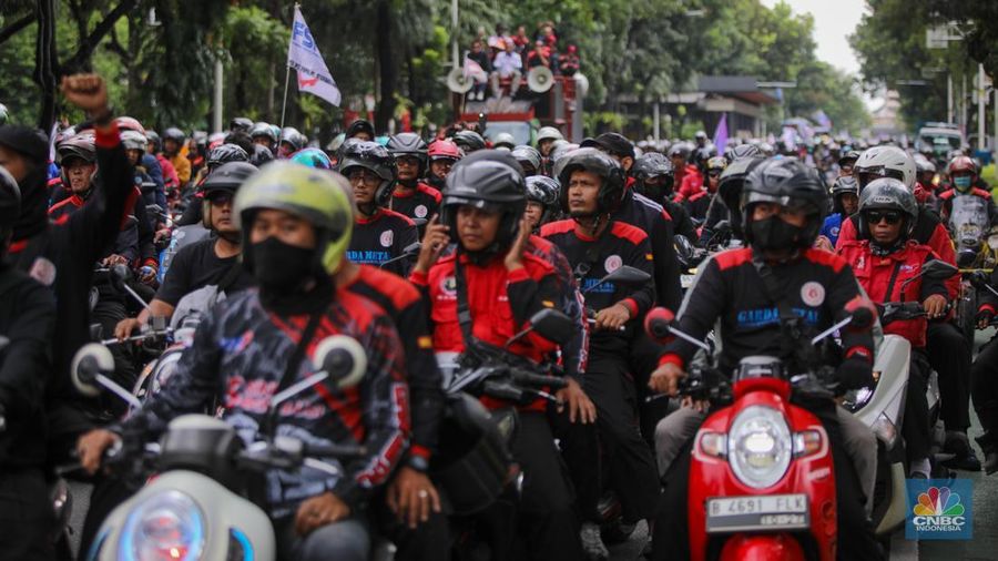 Buruh mengendarai sepeda motor saat tiba untuk melakukan unjuk rasa di kawasan Jalan Medan Merdeka Selatan, Jakarta, Kamis (8/1/2026). (CNBC Indonesia/Faisal Rahman)