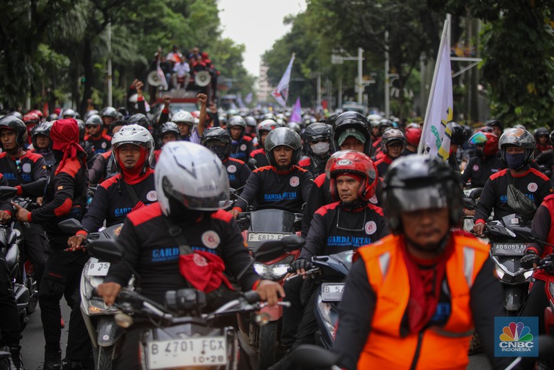 Buruh mengendarai sepeda motor saat tiba untuk melakukan unjuk rasa di kawasan Jalan Medan Merdeka Selatan, Jakarta, Kamis (8/1/2026). (CNBC Indonesia/Faisal Rahman)