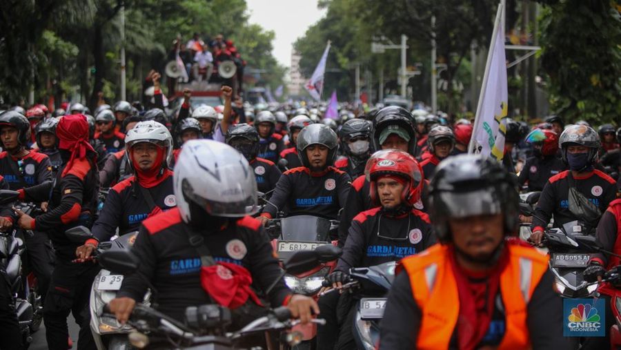 Buruh mengendarai sepeda motor saat tiba untuk melakukan unjuk rasa di kawasan Jalan Medan Merdeka Selatan, Jakarta, Kamis (8/1/2026). (CNBC Indonesia/Faisal Rahman)
