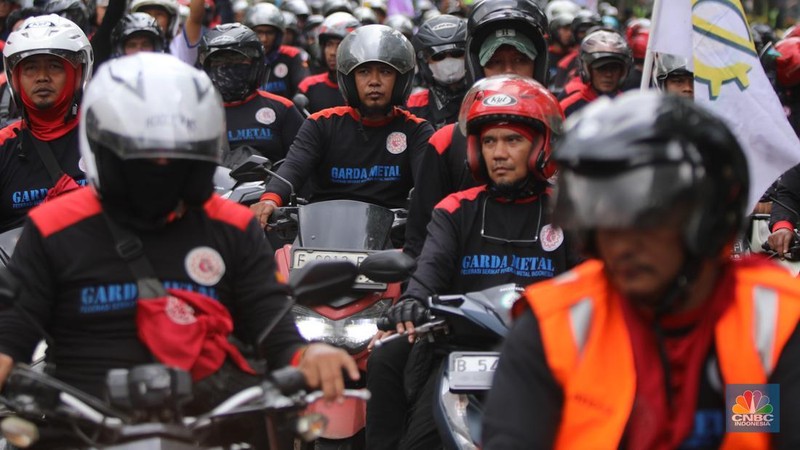 Buruh mengendarai sepeda motor saat tiba untuk melakukan unjuk rasa di kawasan Jalan Medan Merdeka Selatan, Jakarta, Kamis (8/1/2026). (CNBC Indonesia/Faisal Rahman)