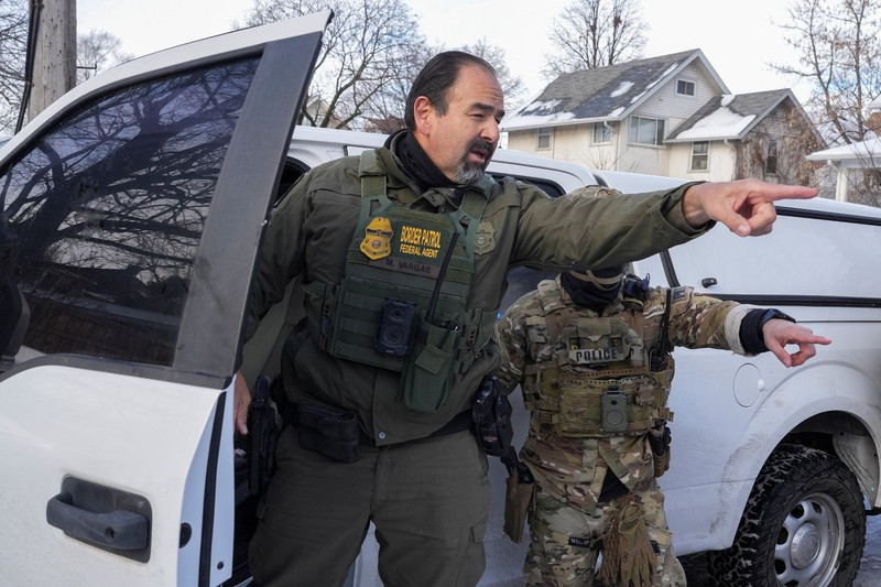 Sebuah ambulans bersiap berangkat membawa seorang wanita yang ditembak oleh petugas imigrasi AS di Minneapolis, Minnesota, AS, 7 Januari 2026. (via REUTERS/Venus de Mars)