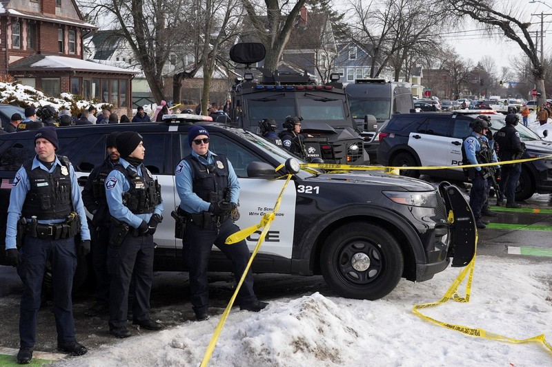 Sebuah ambulans bersiap berangkat membawa seorang wanita yang ditembak oleh petugas imigrasi AS di Minneapolis, Minnesota, AS, 7 Januari 2026. (via REUTERS/Venus de Mars)