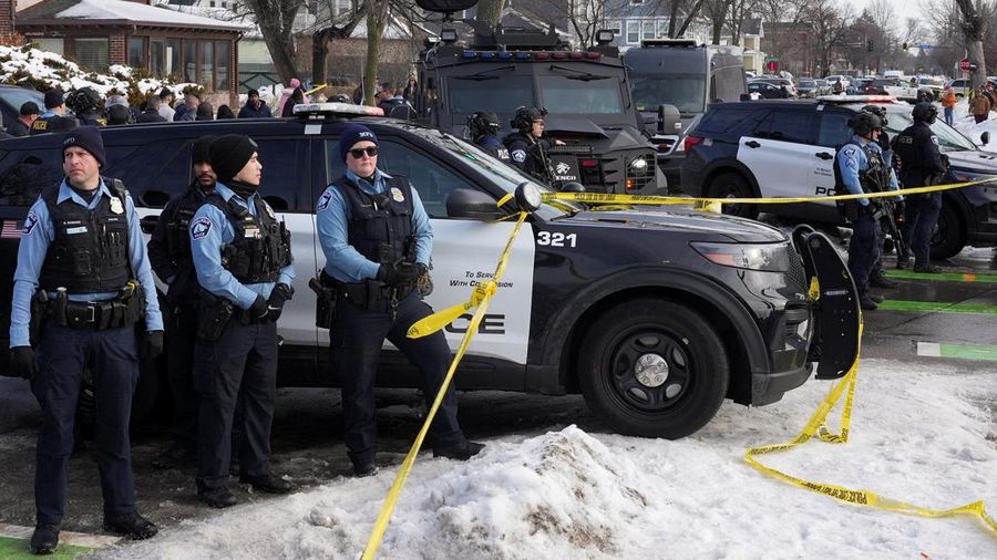 Sebuah ambulans bersiap berangkat membawa seorang wanita yang ditembak oleh petugas imigrasi AS di Minneapolis, Minnesota, AS, 7 Januari 2026. (via REUTERS/Venus de Mars)