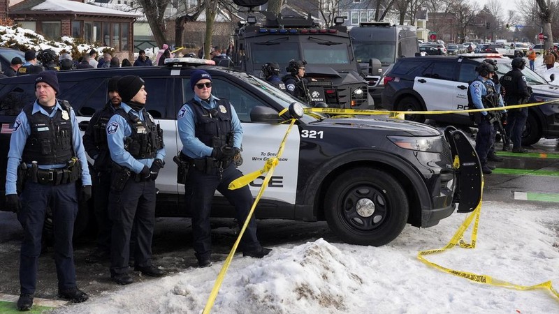 Sebuah ambulans bersiap berangkat membawa seorang wanita yang ditembak oleh petugas imigrasi AS di Minneapolis, Minnesota, AS, 7 Januari 2026. (via REUTERS/Venus de Mars)