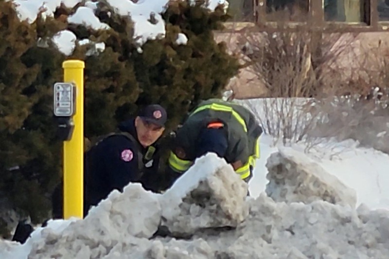 Sebuah ambulans bersiap berangkat membawa seorang wanita yang ditembak oleh petugas imigrasi AS di Minneapolis, Minnesota, AS, 7 Januari 2026. (via REUTERS/Venus de Mars)