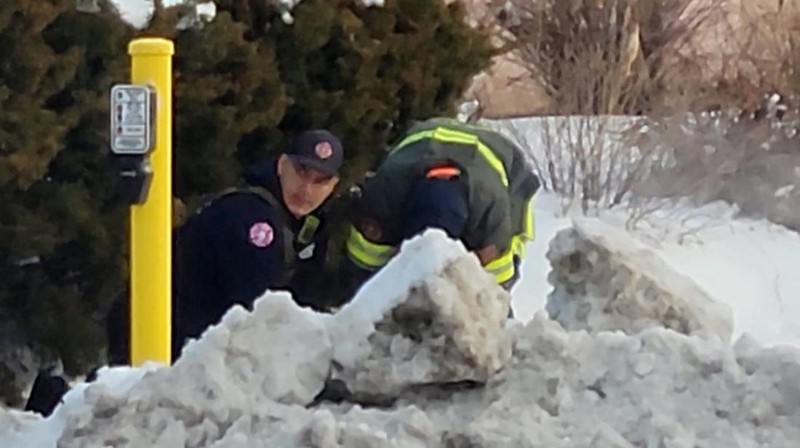Sebuah ambulans bersiap berangkat membawa seorang wanita yang ditembak oleh petugas imigrasi AS di Minneapolis, Minnesota, AS, 7 Januari 2026. (via REUTERS/Venus de Mars)
