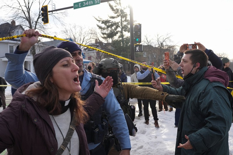 Sebuah ambulans bersiap berangkat membawa seorang wanita yang ditembak oleh petugas imigrasi AS di Minneapolis, Minnesota, AS, 7 Januari 2026. (via REUTERS/Venus de Mars)
