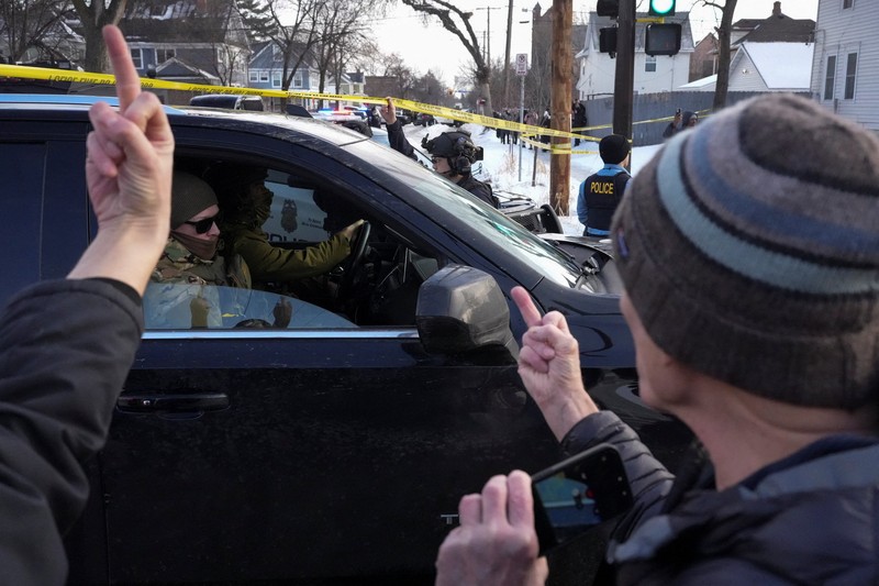 Sebuah ambulans bersiap berangkat membawa seorang wanita yang ditembak oleh petugas imigrasi AS di Minneapolis, Minnesota, AS, 7 Januari 2026. (via REUTERS/Venus de Mars)
