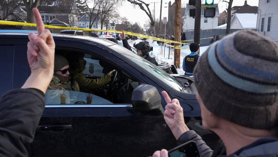 Sebuah ambulans bersiap berangkat membawa seorang wanita yang ditembak oleh petugas imigrasi AS di Minneapolis, Minnesota, AS, 7 Januari 2026. (via REUTERS/Venus de Mars)