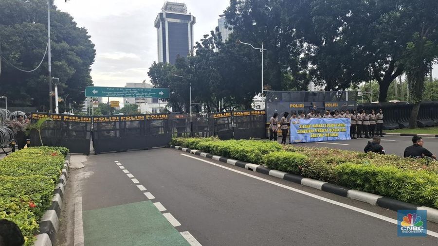 Lalu lintas Jalan Medan Merdeka Selatan mulai dialihkan setelah puluhan buruh mulai memasuki lokasi demo, Kamis (8/1/2026). (CNBC Indonesia/
Chandra Dwi Pranata)