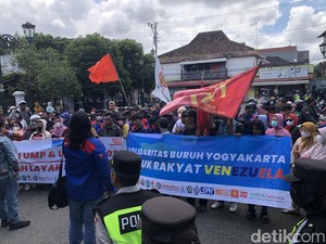 Massa Buruh Geruduk Kantor Gubernur DIY Tolak Besaran UMP-UMK