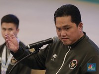 Menteri Pemuda dan Olahraga Erick Thohir memberi laporan kepada Presiden RI pada acara penghargaan berupa bonus kepada atlet SEA Games ke-33, Jakarta, Kamis, (8/1/2026). (CNBC Indonesia/Muhammad Sabki)