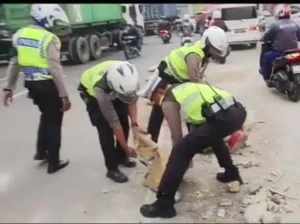 Aksi Polisi Bereskan Puing Barier Beton Usai Ditabrak Mobil di Kota Bekasi