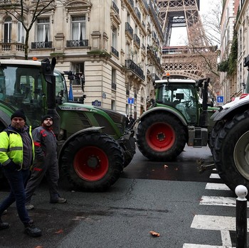 Potret Petani Penuhi Jalanan Pakai Traktor, Akses Ibu Kota Lumpuh