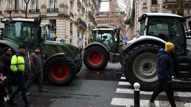 Potret Petani Penuhi Jalanan Pakai Traktor, Akses Ibu Kota Lumpuh