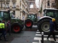 Potret Petani Penuhi Jalanan Pakai Traktor, Akses Ibu Kota Lumpuh