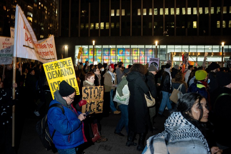 Warga berdemonstrasi menentang Imigrasi dan Penegakan Bea Cukai (ICE), setelah seorang agen imigrasi AS menembak dan membunuh Renee Nicole Good yang berusia 37 tahun di dalam mobilnya di Minneapolis, New York City, AS, 7 Januari 2026. (REUTERS/Angelina Katsanis)