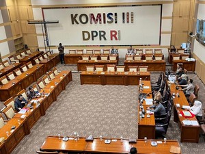 Komisi III DPR Sepakat Kedudukan Polri Tetap Berada di Bawah Presiden